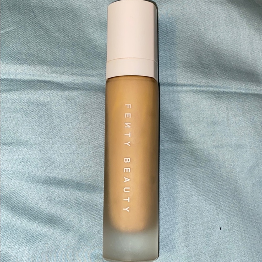 Fenty Beauty Pro Filt’r soft matte foundation 240